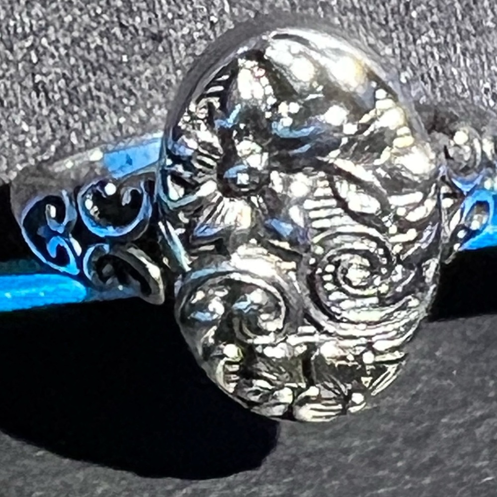 Silver detailed ring